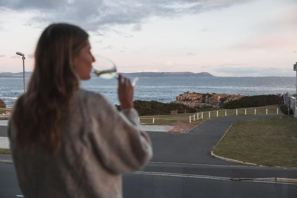 17 Marine - 3bedroom Sea-facing Apt101 Hermanus